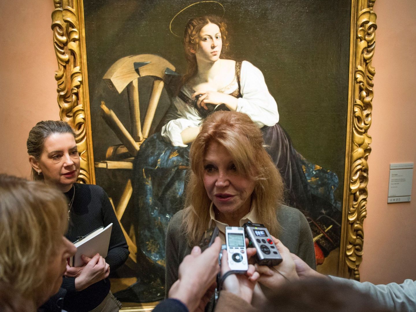 La baronesa, con la Santa Catalina de Caravaggio, a la espalda. (EFE)