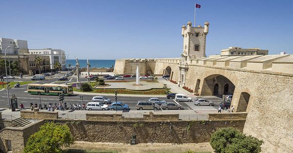 Foto: Puerta de Tierra de Cádiz, junto a la cual, en los sótanos de la antigua sede del Banco de España, se guarda la droga intervenida. (Wikipedia)