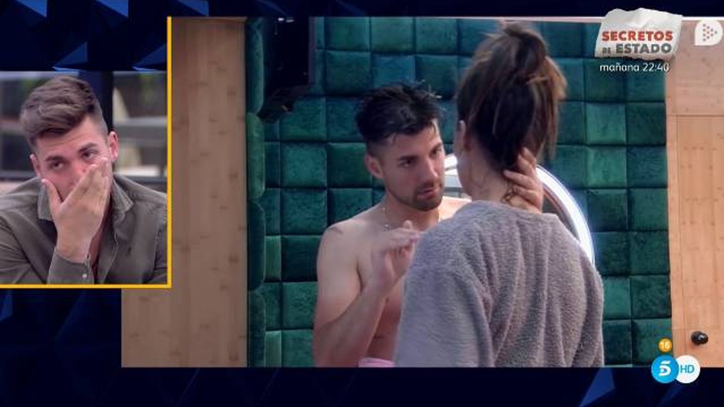 Alejandro viendo su comportamiento con Sofía en 'GH Dúo'. (Telecinco)