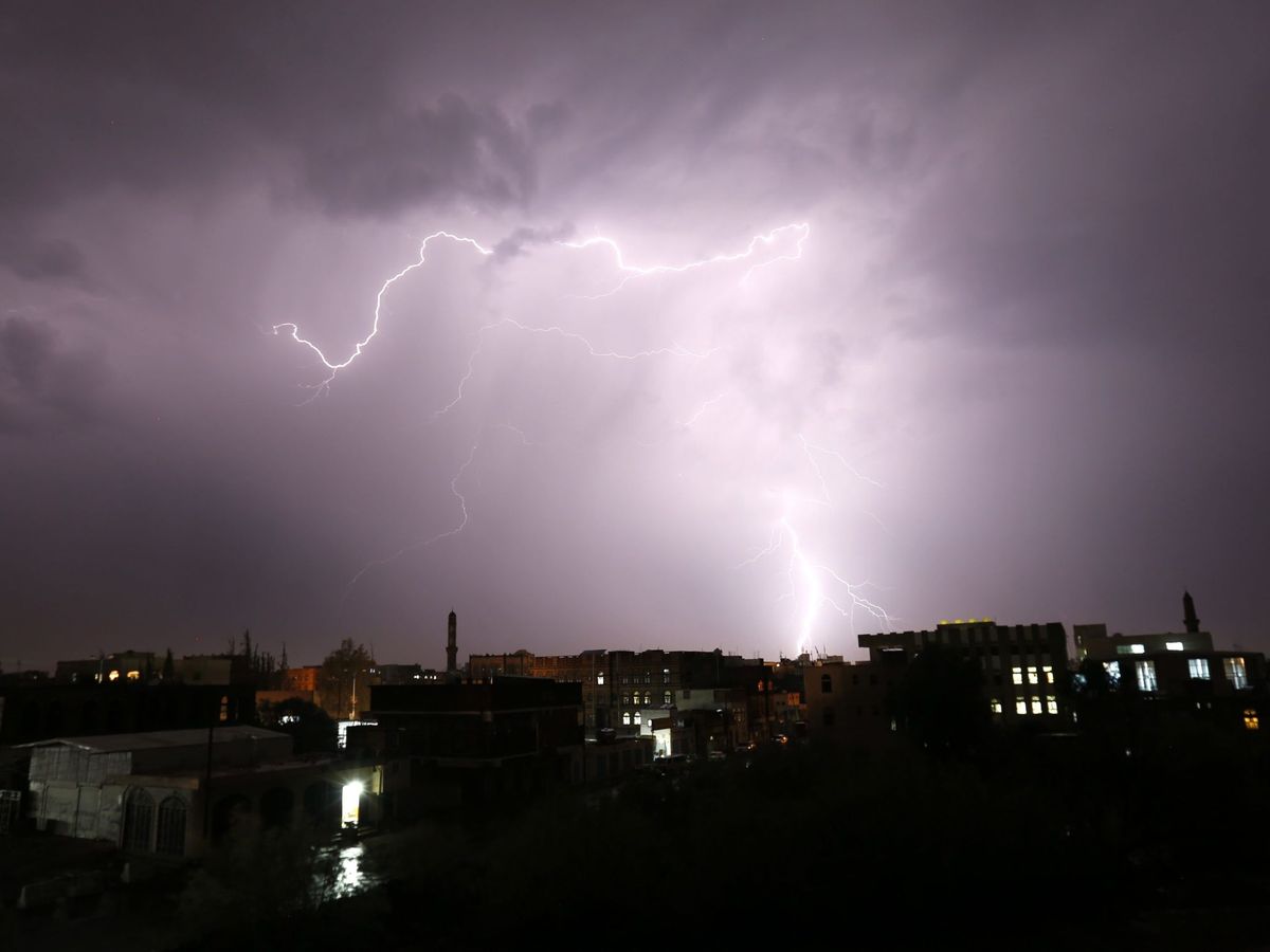 Foto: Imagen de recurso de una tormenta eléctrica. (EFE/Yahya Arhab)
