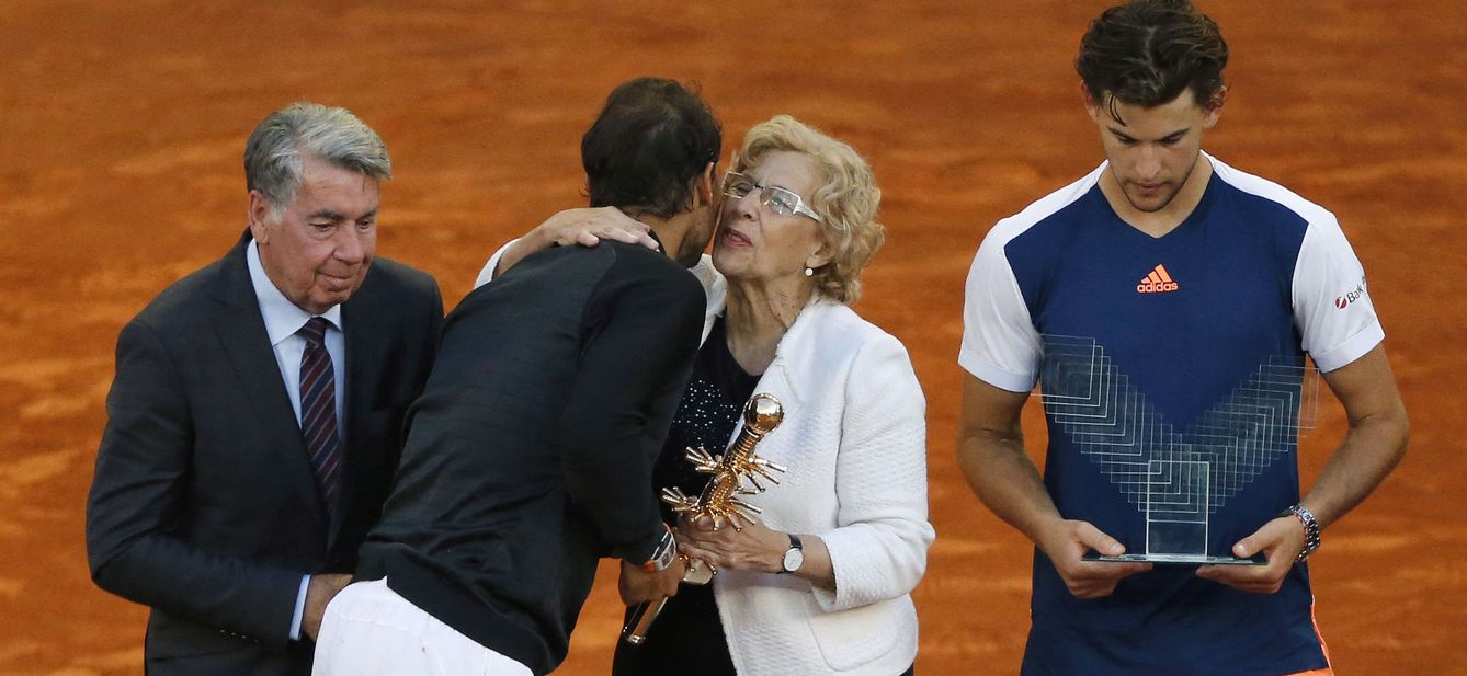El tenista español Rafael Nadal saluda a la alcaldesa de Madrid, Manuela Carmena, tras su victoria en la final del torneo Mutua Madrid Open. (EFE)