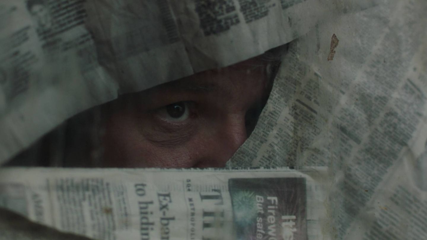 Joel (Pedro Pascal) otea el exterior a través de una ventana en el cuarto episodio de 'The Lasto of Us' (HBO Max)