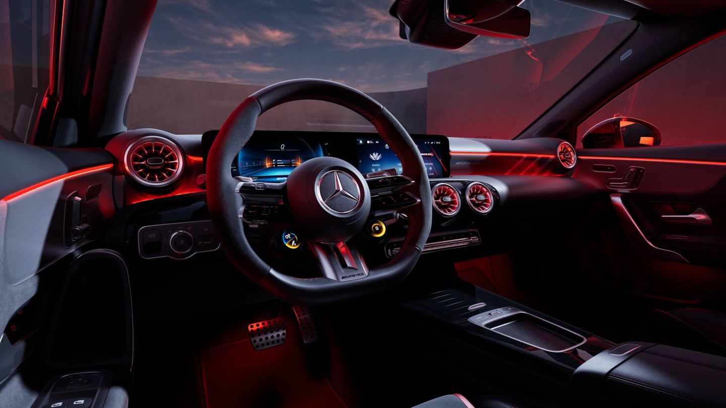 El interior de los poderosos AMG del Clase A luce tan deportivo como el exterior.