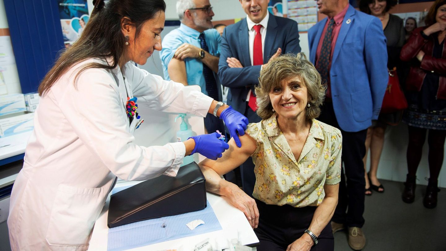 La exministra de Sanidad Luisa Carcedo se vacuna contra la gripe. (EFE)