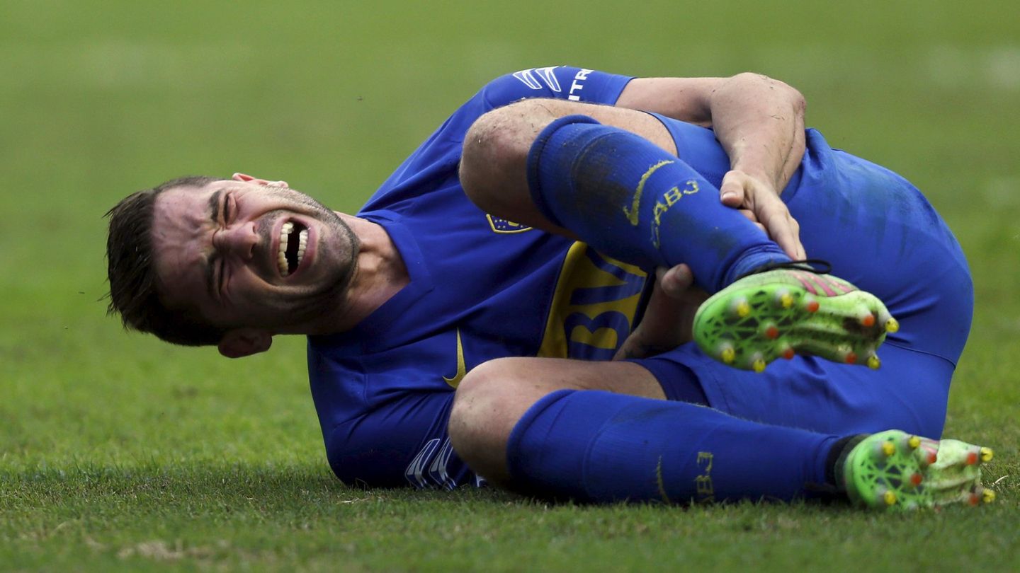 Fernando Gago, en el césped se duele de tendón de Aquiles. (Reuters)