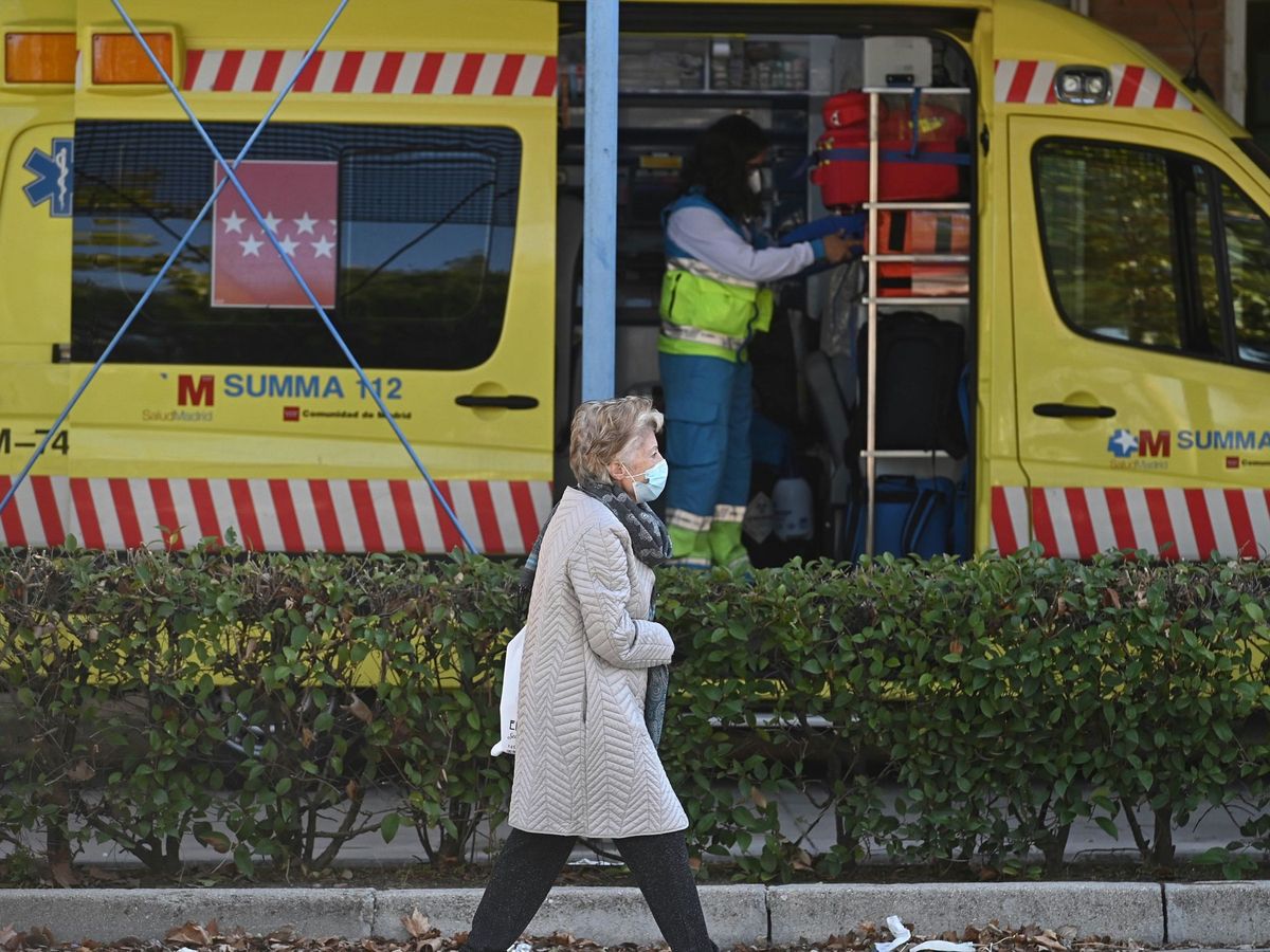 Foto: Una ambulancia en las calles de Madrid. (EFE/Fernando Villar)