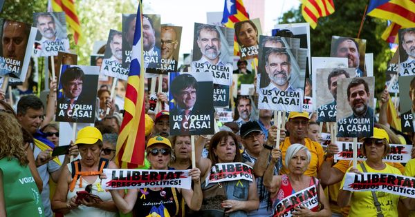 Foto: Imagen de archivo de una manifestación organizada por ANC, Òmnium Cultural y la Asociación Catalana de Derechos Civiles (ACDC) en julio. (EFE)