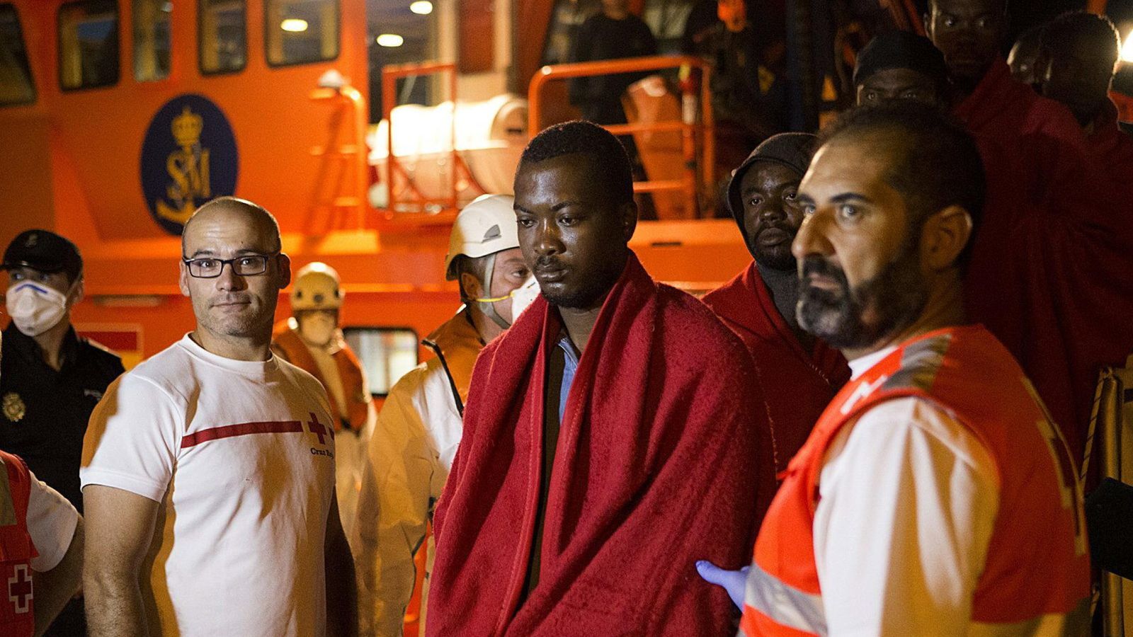 Foto: Inmigrante llegado a las costas españolas atendida por los cuerpos de Salvamento. (EFE)