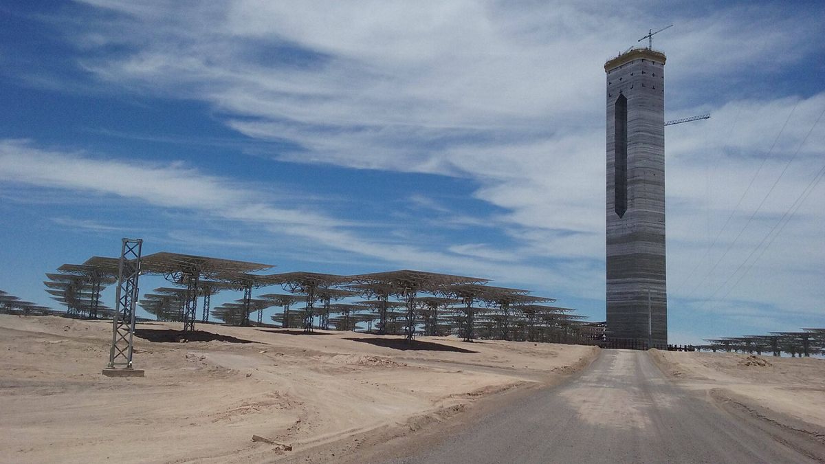 Abengoa se apoya en Acciona para terminar el complejo solar de Atacama