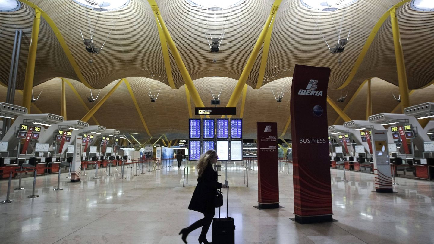 Interior de la terminal T4 del aeropuerto de Barajas, en Madrid. (EFE)