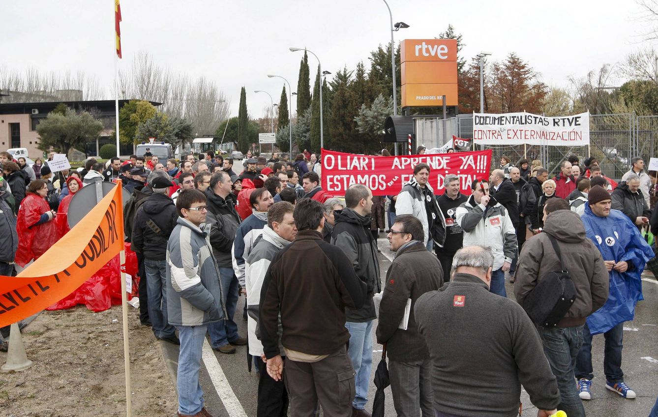 Manifestación a las puertas de RTVE. (EFE)