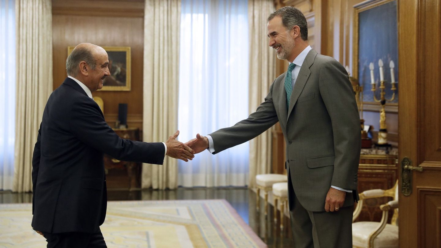 El rey Felipe VI saluda al diputado del Partido Regionalista de Cantabria (PRC) José María Mazón. (EFE)