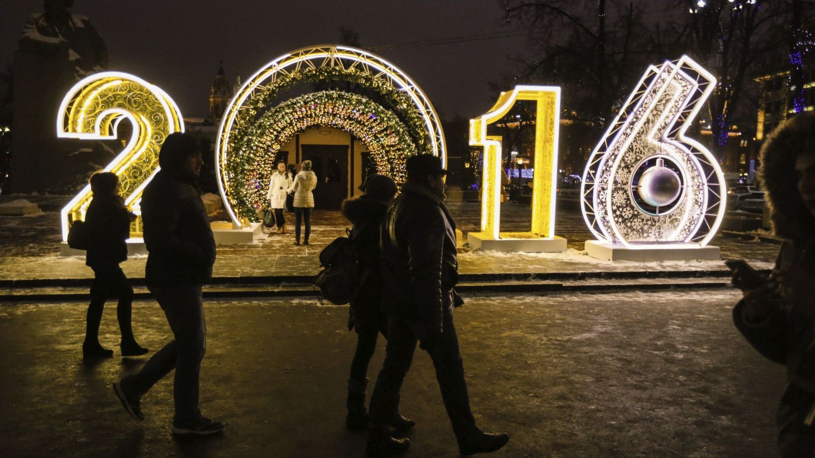 Foto: Luces de navidad que anuncian la llegada del próximo año. (EFE)