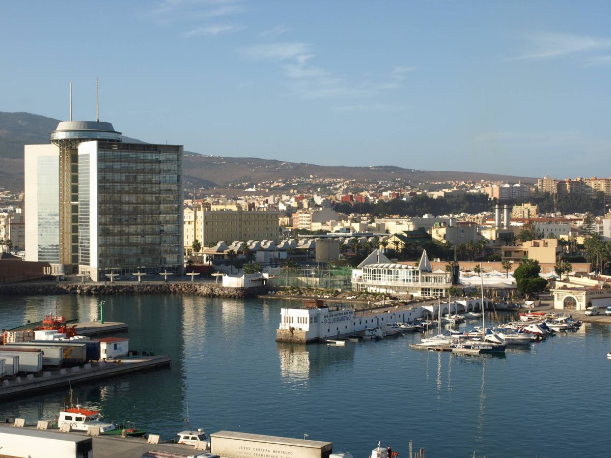 Foto: Una vista de la Autoridad portuaria de Melilla, sede del Instituto de Medicina Legal de la ciudad autónoma. (EFE)