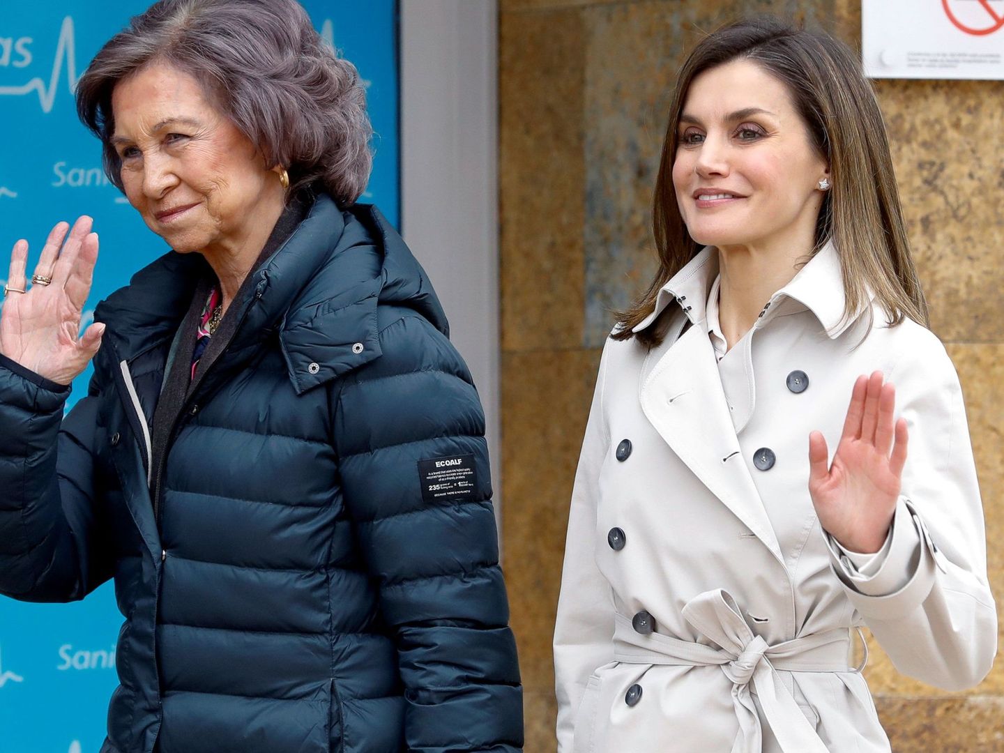 Las reinas Sofía y Letizia, en abril del año pasado, en la última operación del rey Juan Carlos. (EFE)