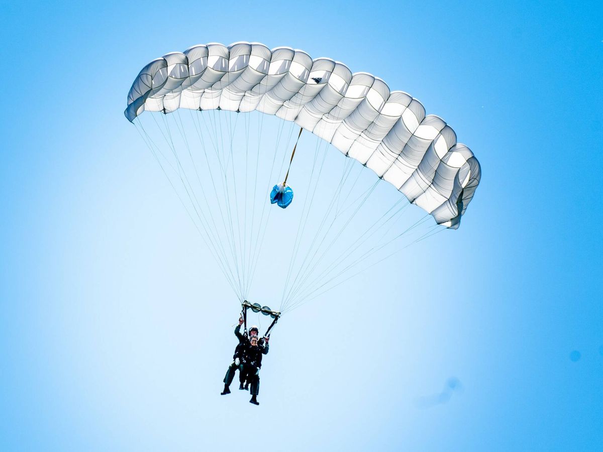 Foto: La reina Máxima de Holanda, tirándose en paracaídas. (CP)