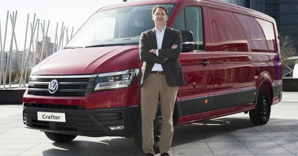 Foto: Teichman junto a la nueva Crafter, clave del éxito de la división de Vehículos Comerciales de Volkswagen.