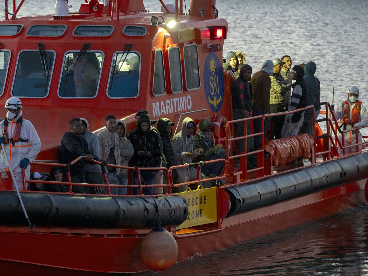 Foto: Salvamento Marítimo desembarca migrantes que viajaban en patera en una imagen de archivo. (EFE/Adriel Perdomo)