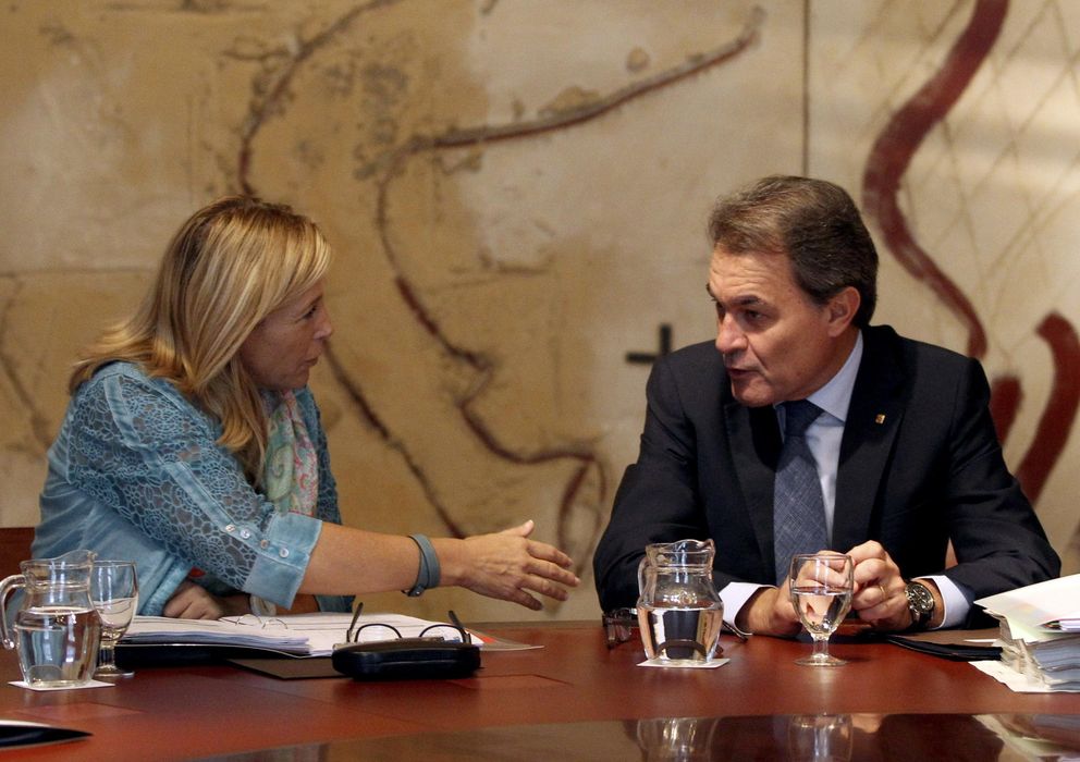 Foto: El presidente de la Generalitat, Artur Mas, junto a la vicepresidenta Joana Ortega. (EFE)