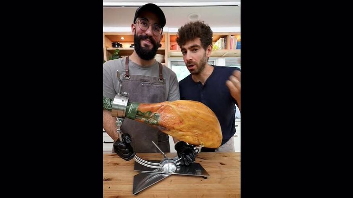 Un joven de EEUU la lía con un jamón y un experto español trae un ibérico para enseñarle