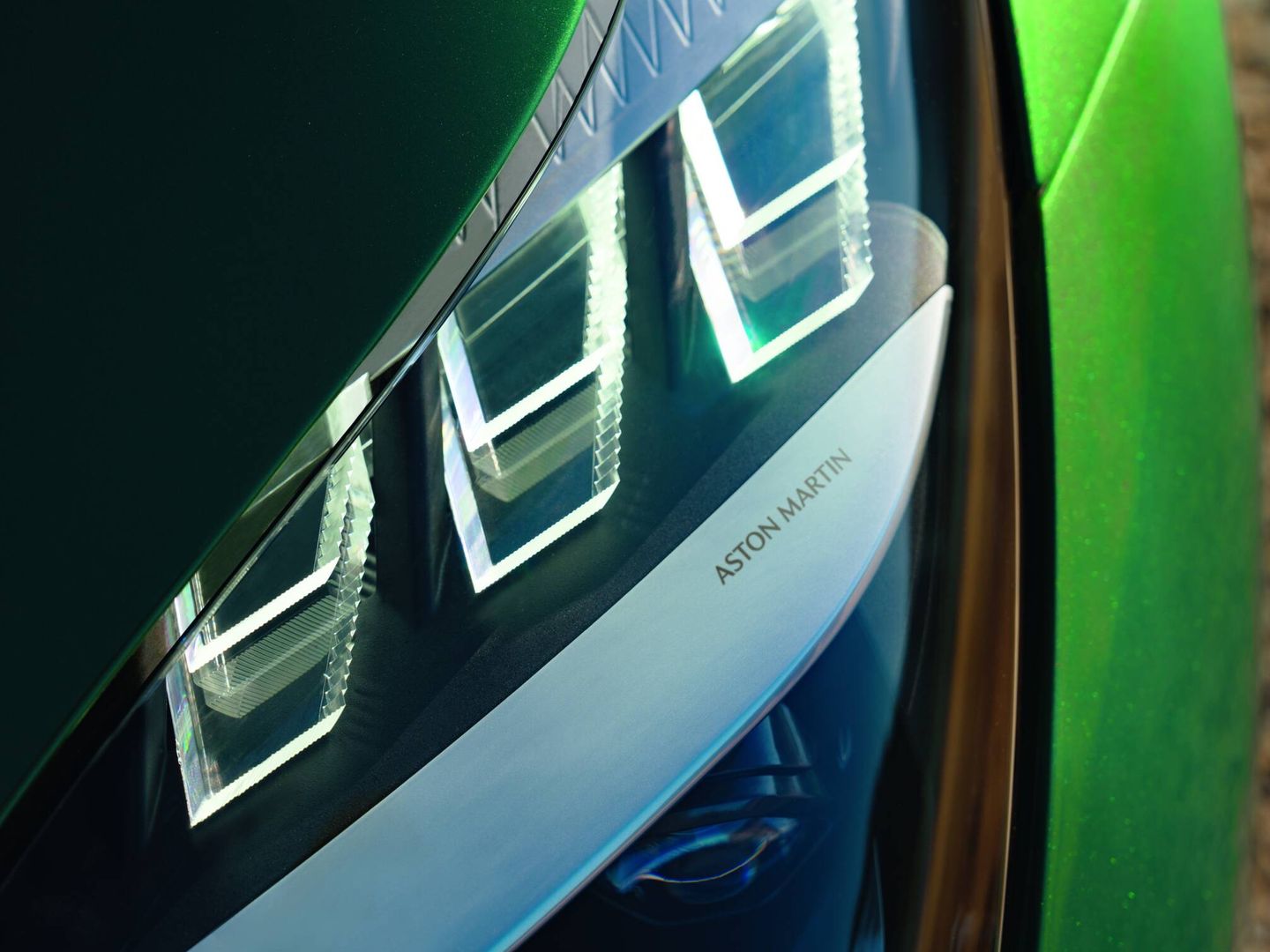 Detalle de los faros delanteros del nuevo Aston Martin DB12.