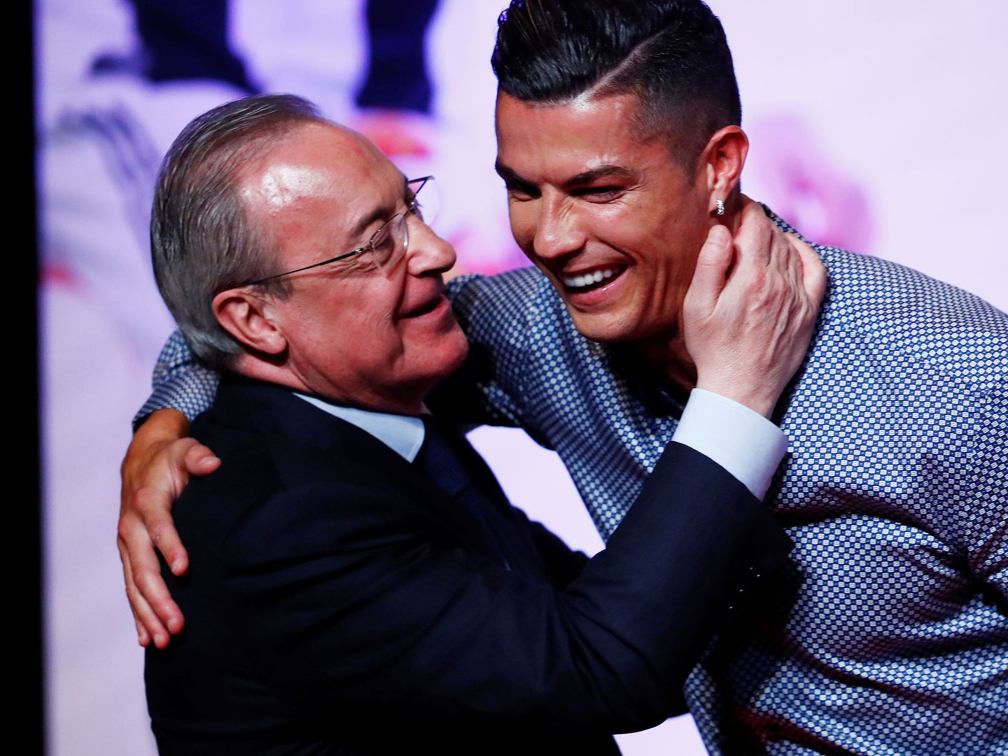 Florentino Pérez y Cristiano Ronaldo se saludan cariñosamente en la entrega de premios de Marca. (Reuters)