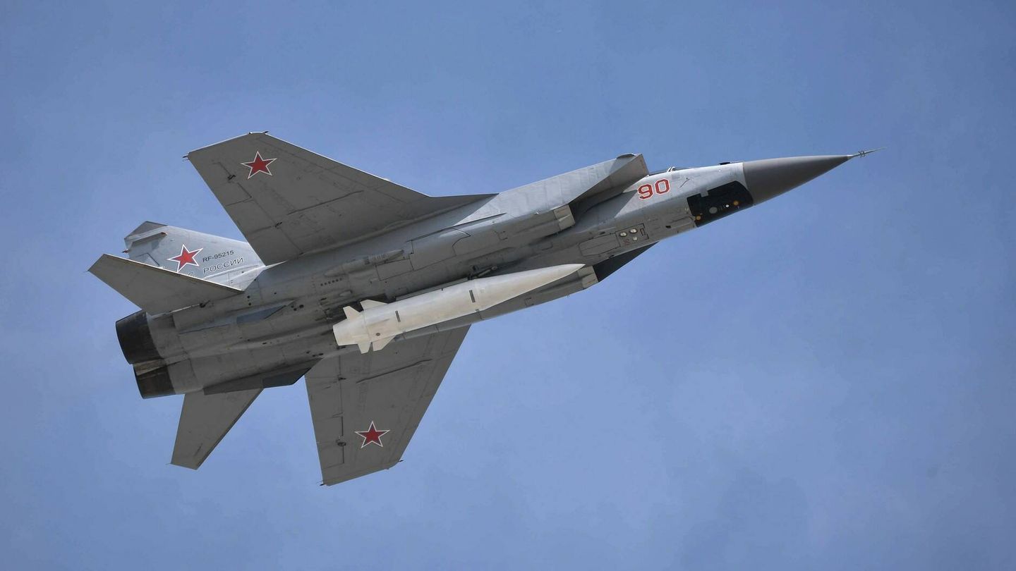 MiG-31K llevando un misil Kinzhal. (Mil.Ru)