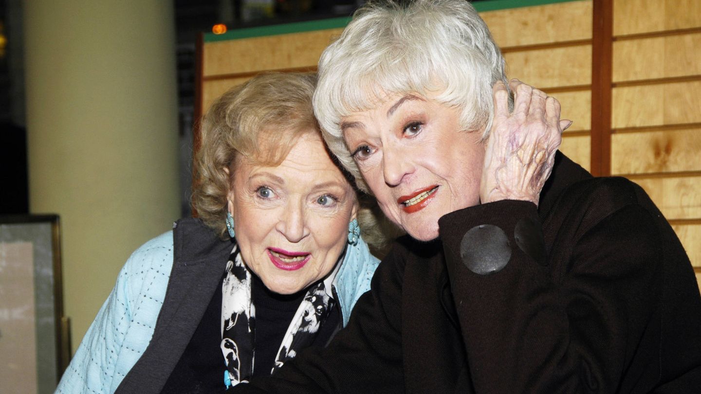 Betty White y Bea Arthur, en una retrospectiva de 'Las chicas de oro'.(CP)