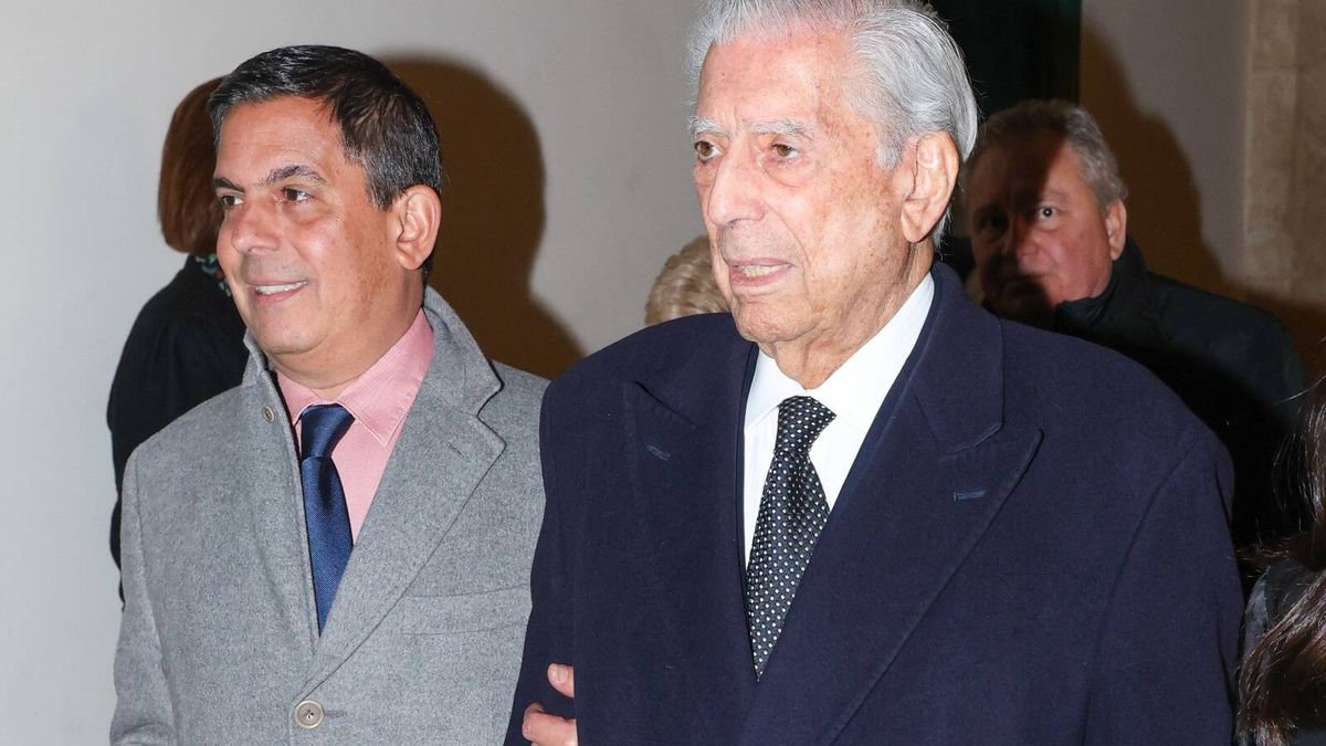 La 'tribu' Vargas Llosa, el Rey emérito y la infanta Cristina, de celebración en París