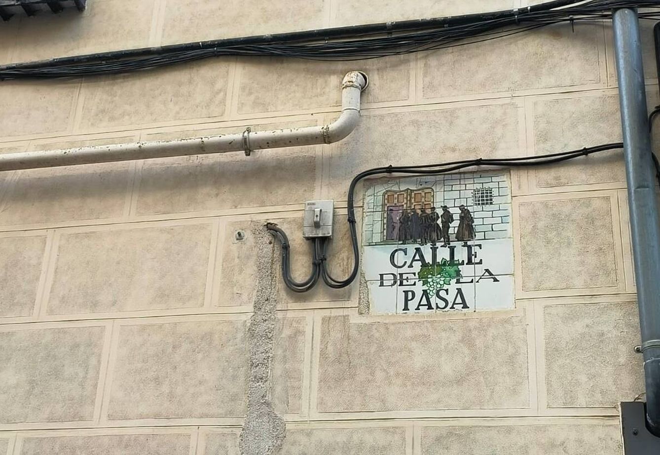 El letrero de azulejos que contiene el nombre de la calle de la Pasa (Sandra Guerra)