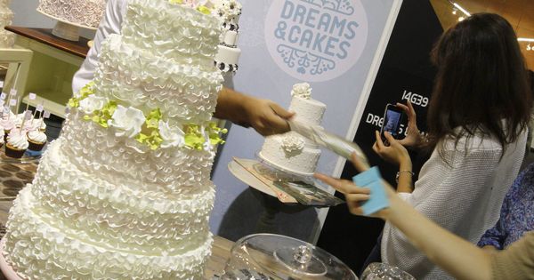 Foto: Los invitados no pudieron llegar a degustar la tarta nupcial (Efe/Javier Lizón)