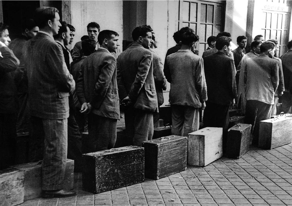 Foto: Inmigrantes españoles se disponen a abandonar el país con destino al extranjero