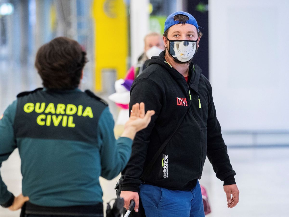 Foto: Un persona recibe las indicaciones de una Guardia Civil en Madrid. (EFE)