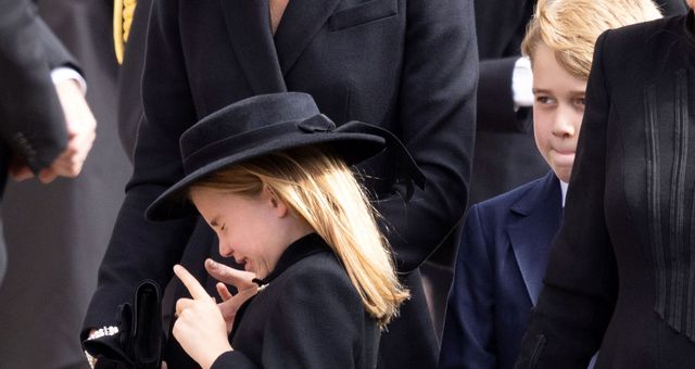 La princesa Charlotte, junto a su hermano George, llora en la escalinata de la capilla de San Jorge. (Reuters)