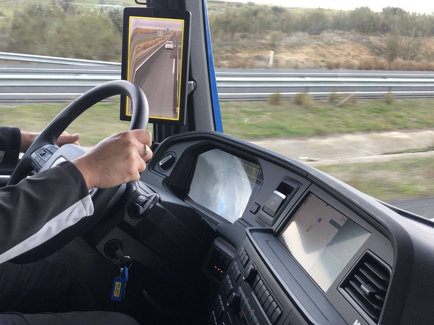 A alta velocidad, el OptiView 'busca' más lejos, y activa un contorno amarillo en la pantalla si percibe un vehículo acercándose.
