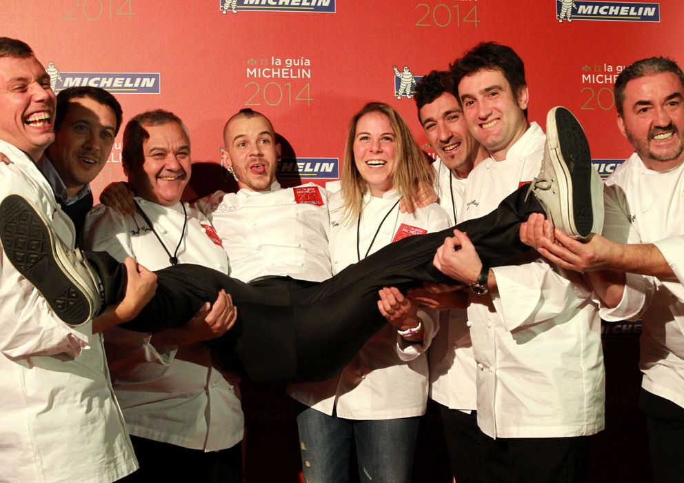 Foto: El chef David Muñoz (4i), del restaurante DiverXO de Madrid, es felicitado por varios cocineros (Efe)