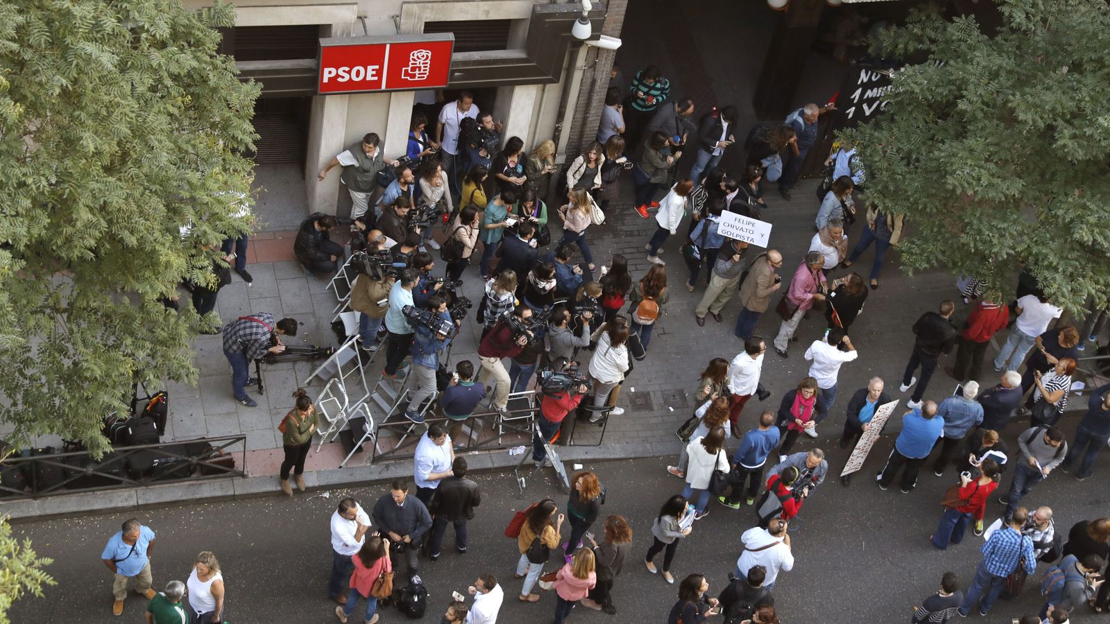 Foto: Decenas de periodistas a las puertas de la sede de Ferraz, el día del comité federal del 1 de octubre que se llevó por delante a Pedro Sánchez. (EFE)