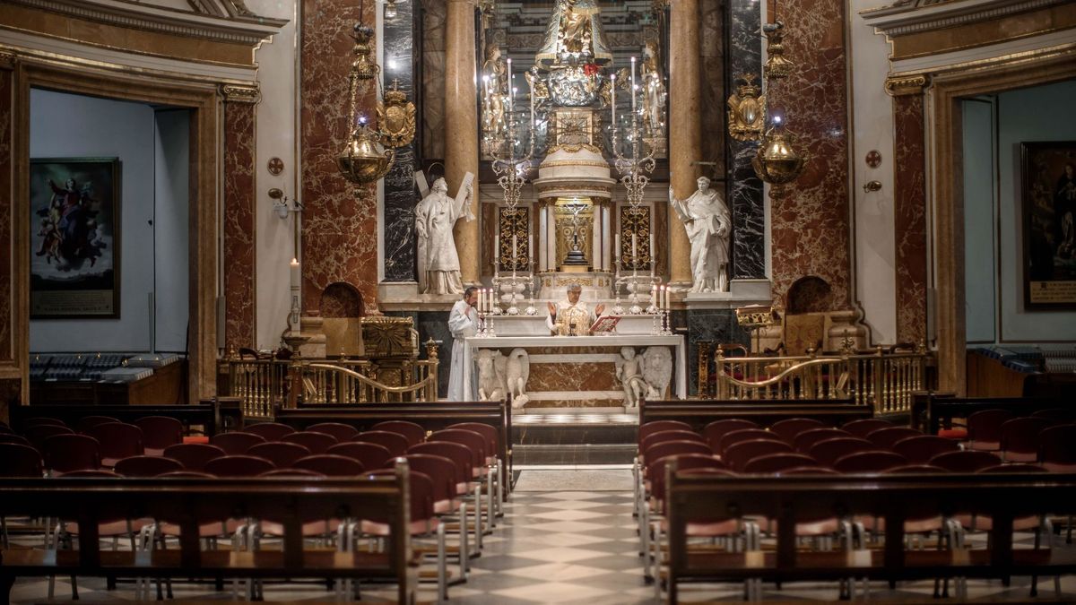 La Policía denuncia al Arzobispado de Valencia por abrir la Basílica para que los fieles vieran a la Virgen