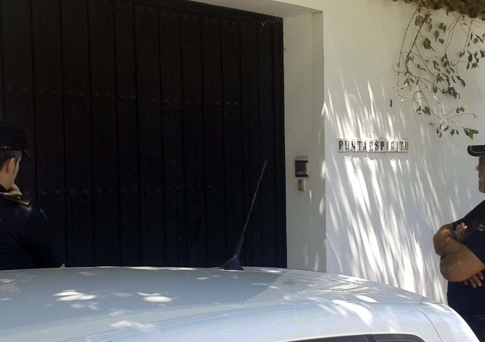 Foto: Dos agentes vigilan la puerta de la casa del exconsejero andaluz de Hacienda Ángel Ojeda. (EFE)