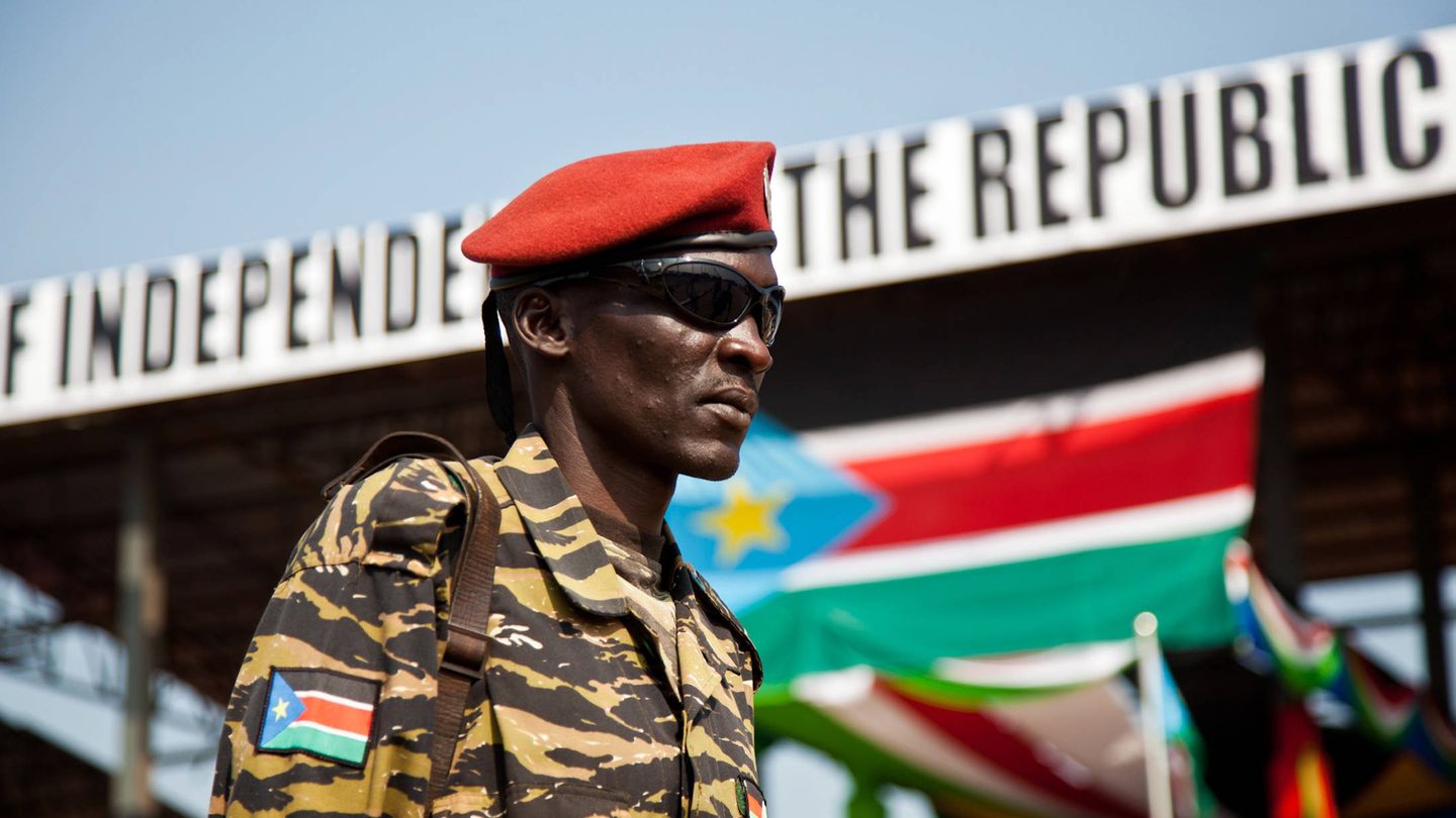 Un soldado del Ejército de Liberación de Sudán del Sur en el primer aniversario de independencia. (Reuters)