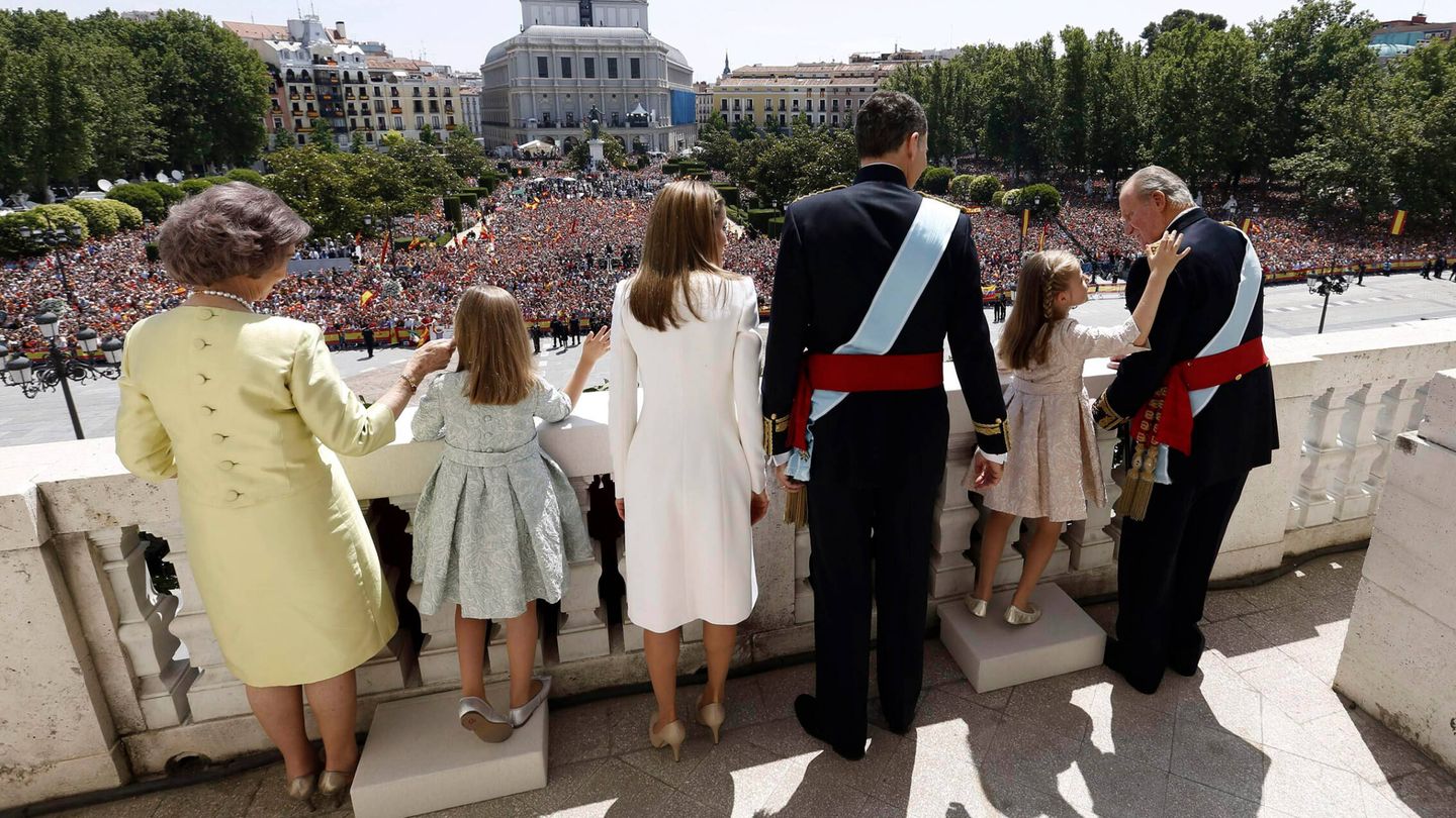 La familia real saludando desde el balcón en uno de los actos de la coronación. (Getty/Pool/EFE/Javier Lizón)