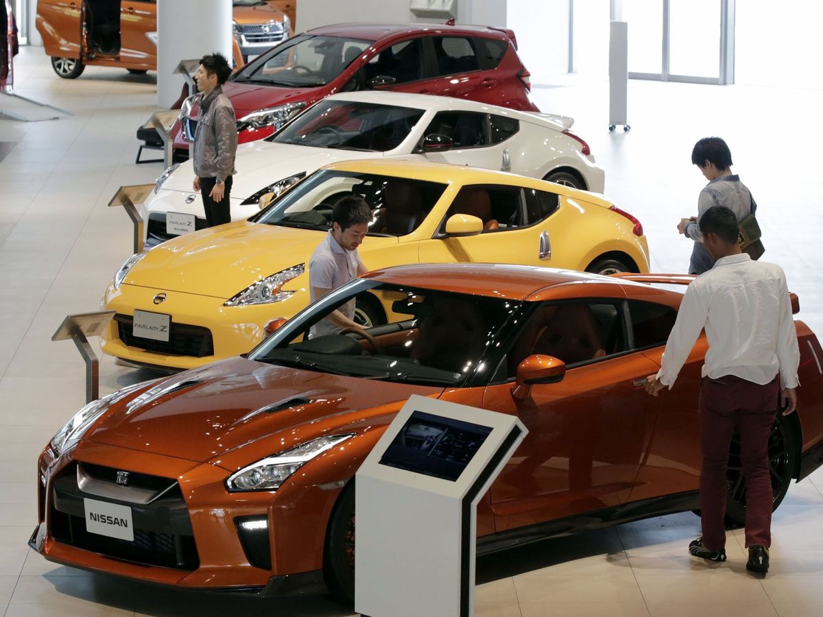 Foto: Modelos de coches en un concesionario. (EFE)