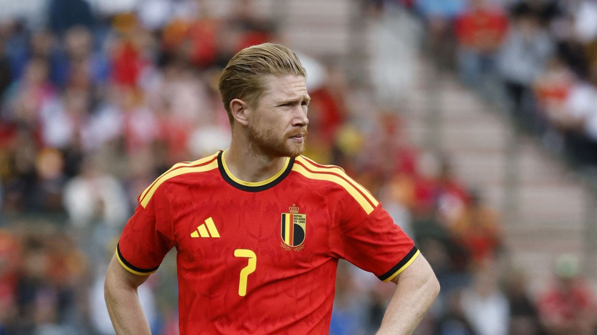 Lucha por el balón entre Bélgica e Irán