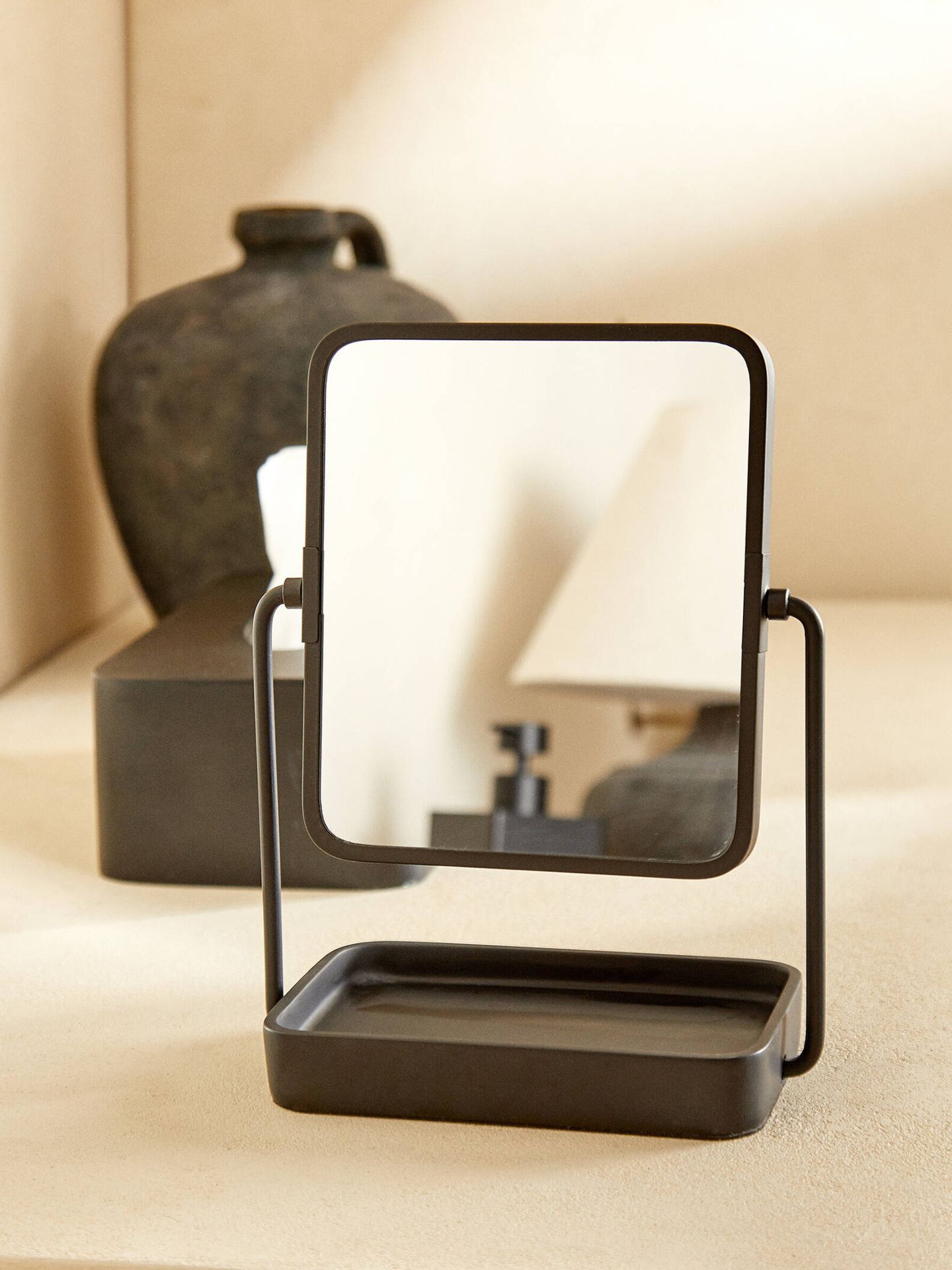 En Zara Home tienes este precioso espejo de resina. (Cortesía)