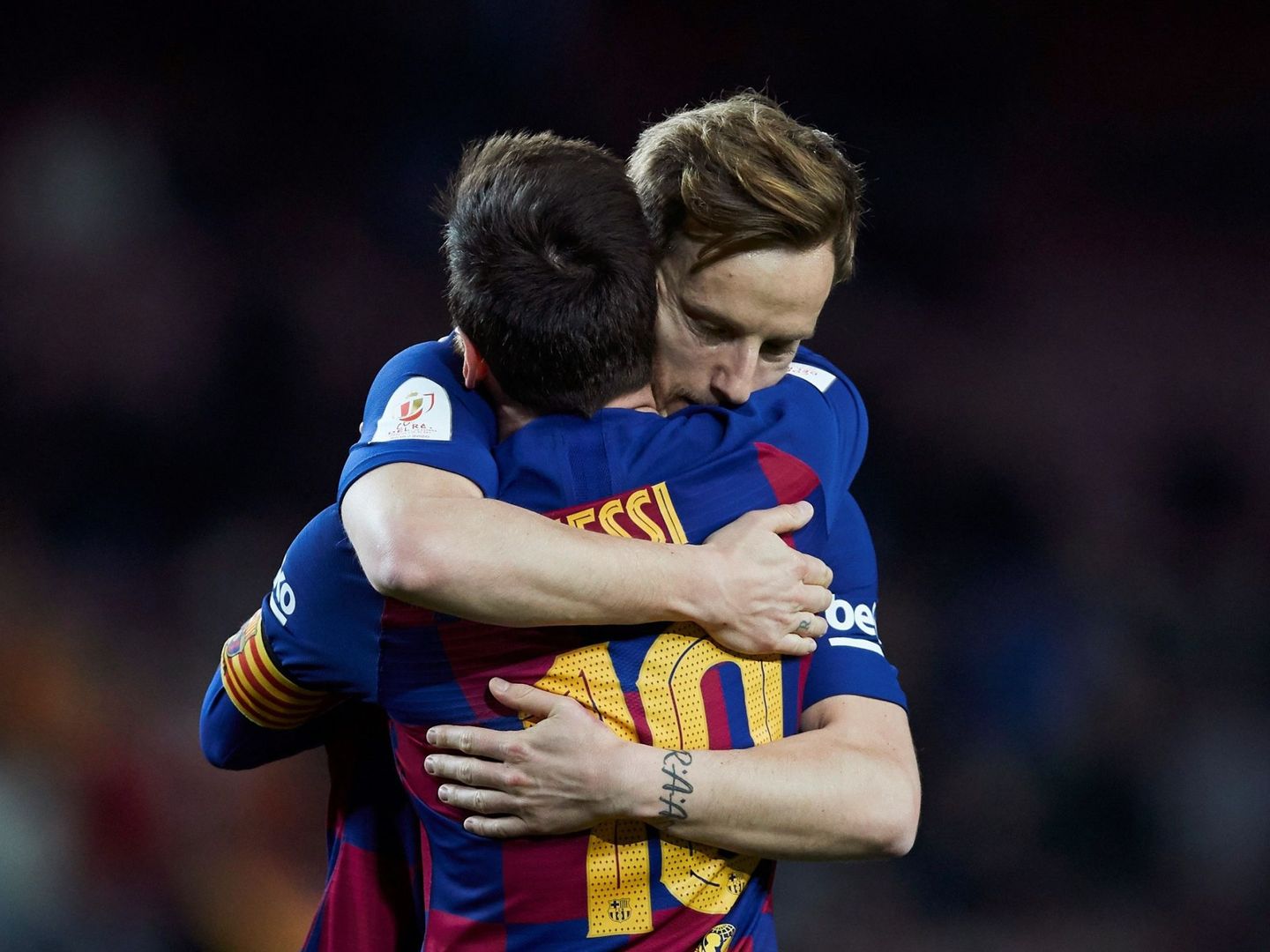 Rakitic se abraza a Messi tras un gol del argentino. (EFE)