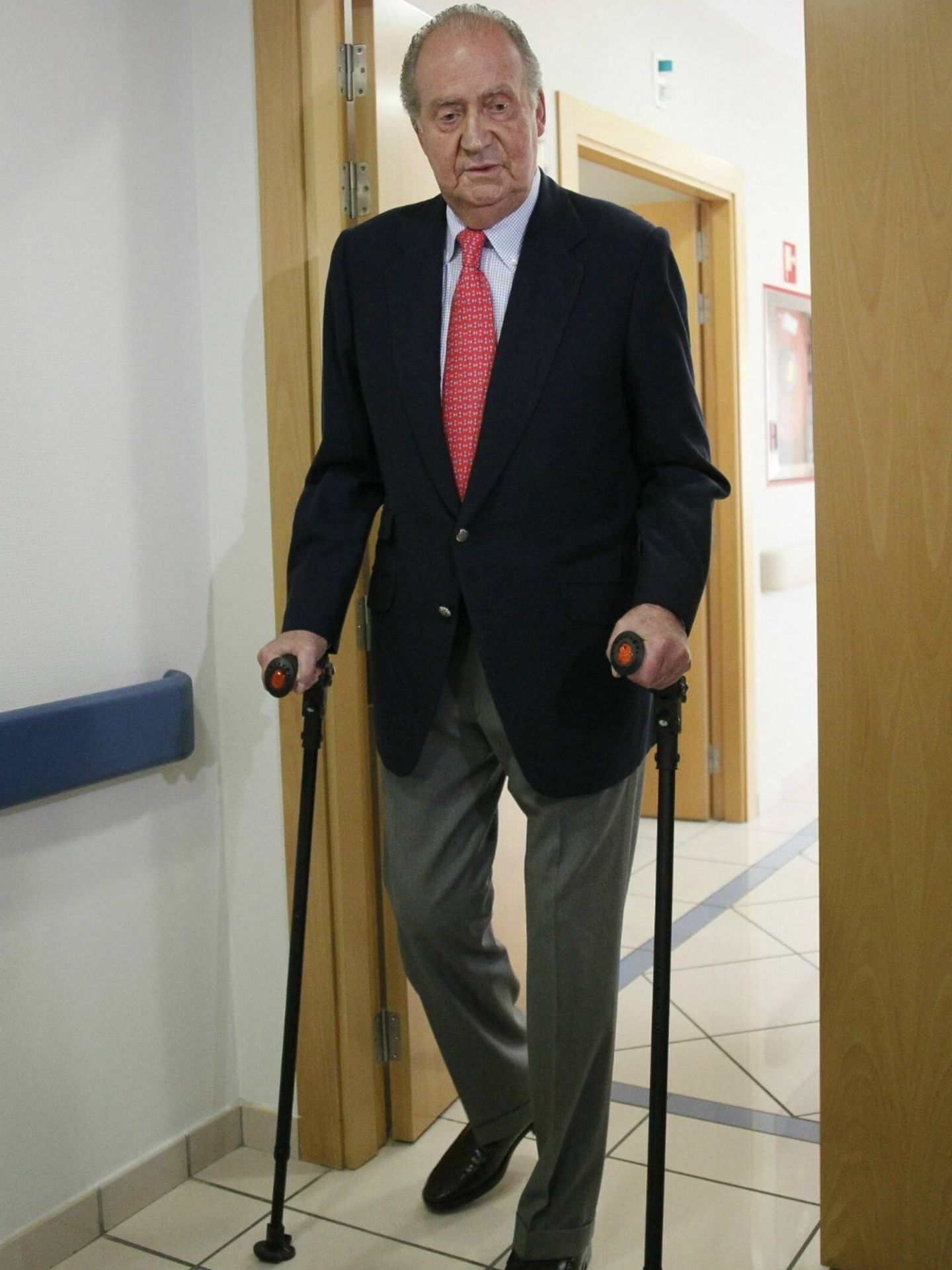 El rey Juan Carlos, después de su operación de cadera tras caerse en Botsuana. (Getty)