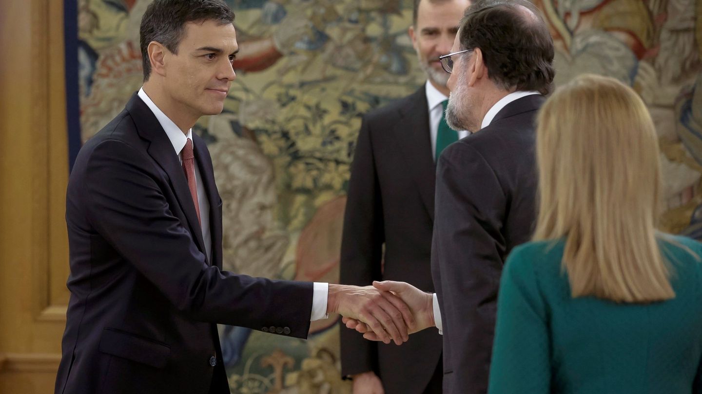 Pedro Sánchez y Mariano Rajoy se saludan ante el Rey y Ana Pastor tras la promesa del cargo del líder socialista, este 2 de junio en el palacio de la Zarzuela. (EFE)
