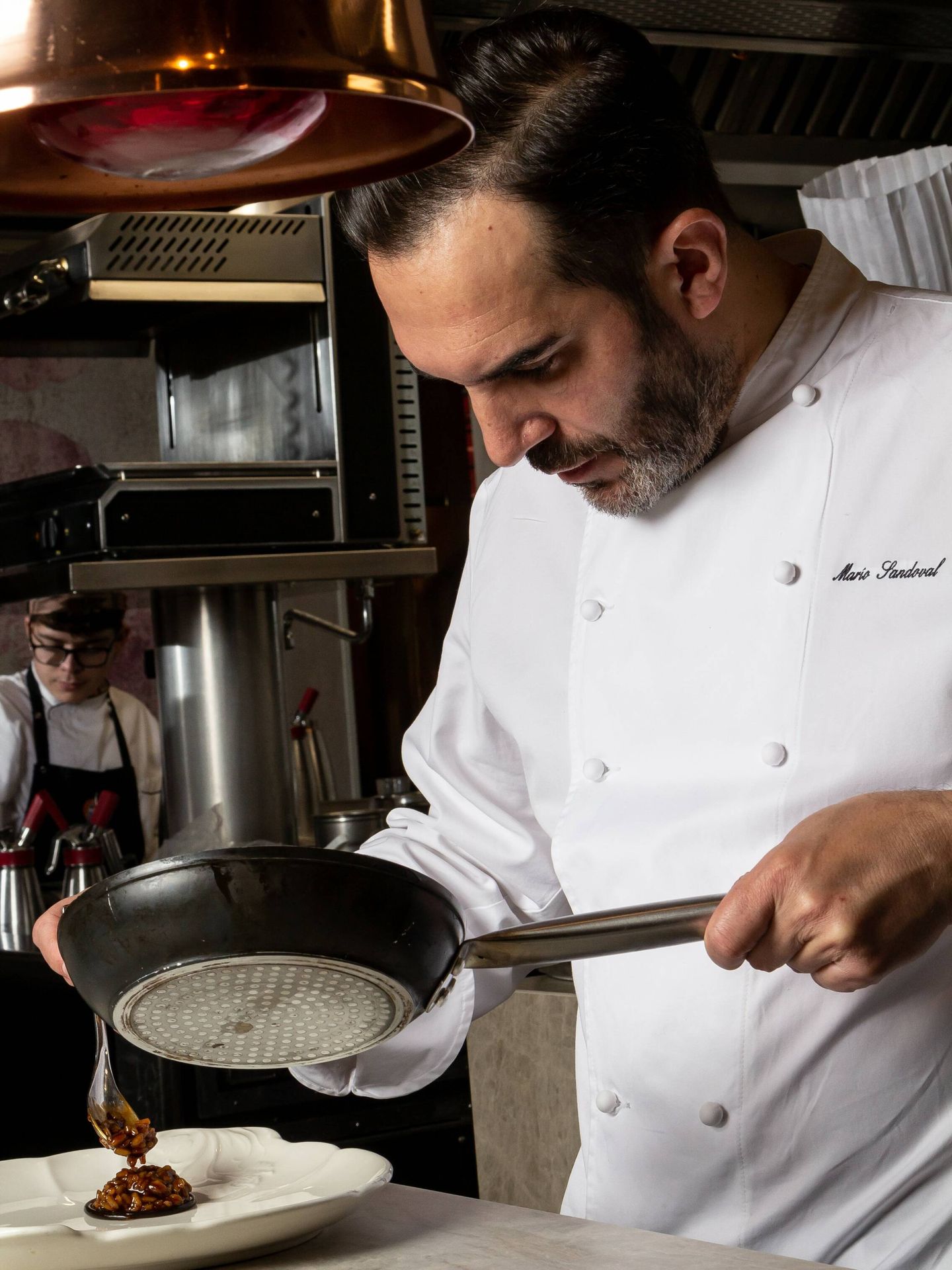 Gestionar los equipos y mantener el espíritu de cocina, lo más complicado para Mario Sandoval. (Cortesía)