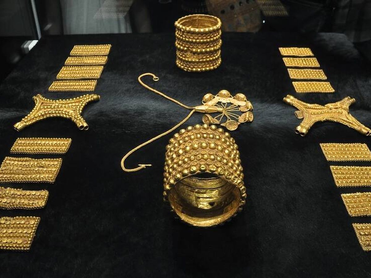 Foto: Varias piezas del tesoro del Carambolo. (Museo Arqueológico de Sevilla)