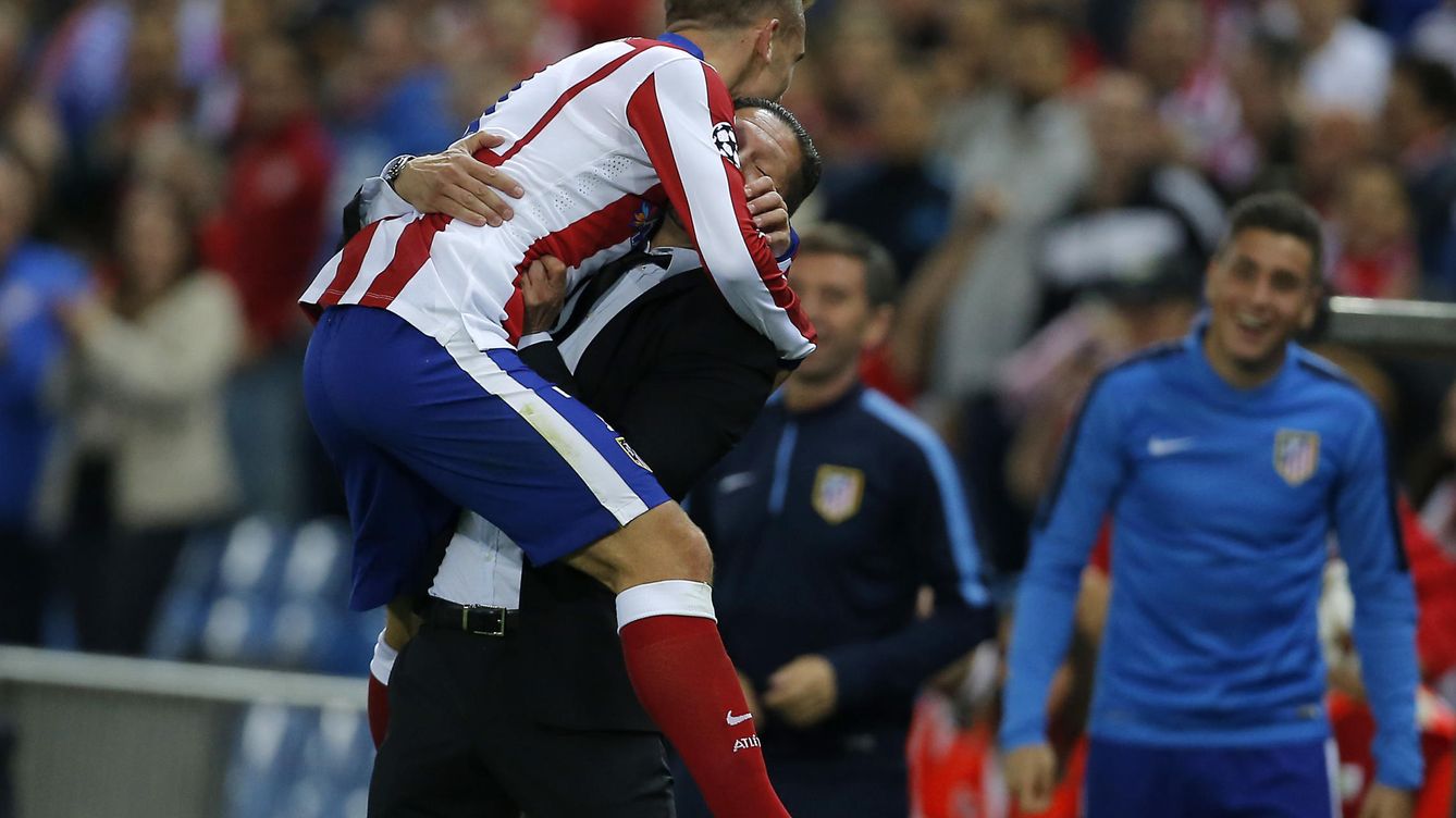 Foto: Griezmann, el fichaje más caro del Atlético esta temporada, se abraza con Simeone (AP).